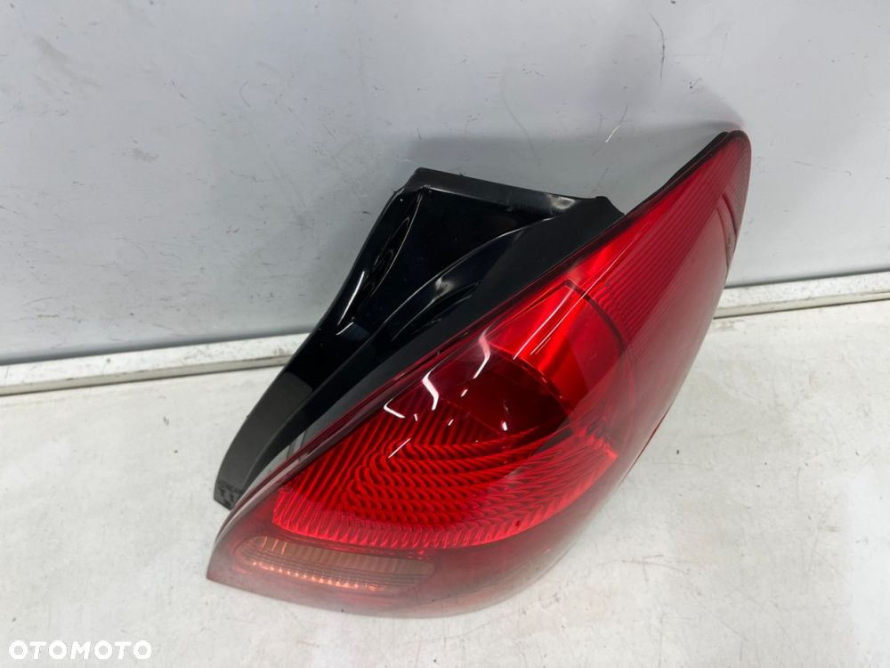 Lampa Toyota Corolla Verso I E12 01-04r. prawa tylna w błotnik oryginalna prawy tył - 8