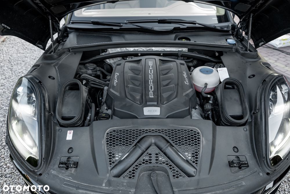 Porsche Macan Turbo - 38