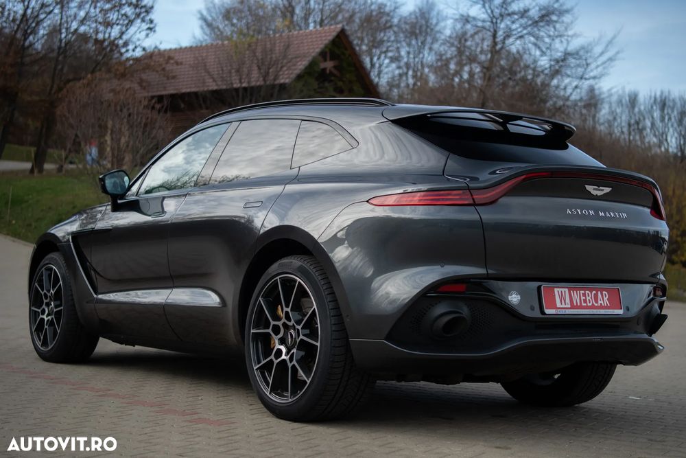 Aston Martin DBX - 8
