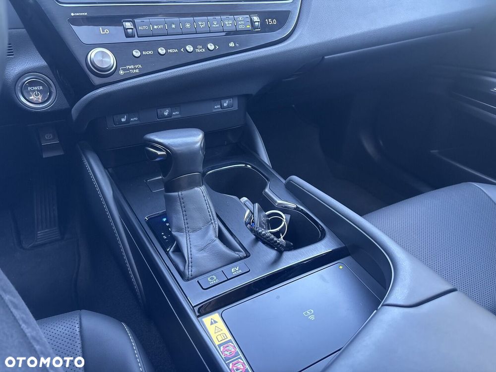 Lexus ES 300h Business Edition - 28
