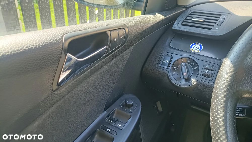 Volkswagen Passat 1.6 FSI Comfortline - 11