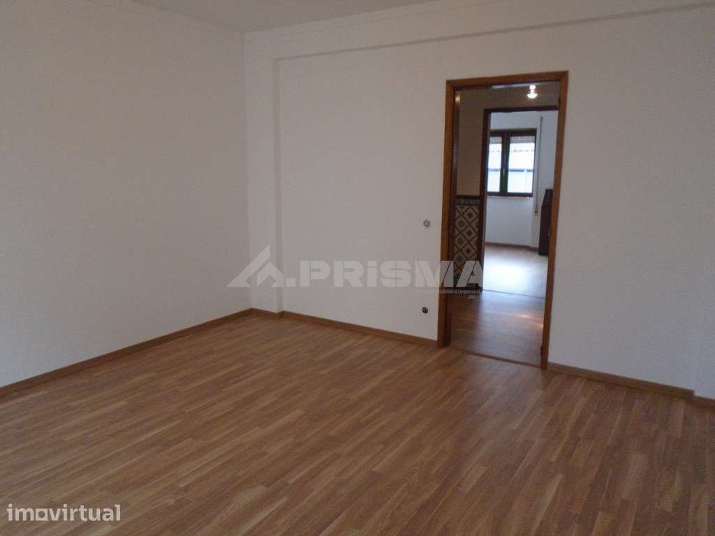 Excelente Apartamento T3 Semi mobilado e cozinha equipada, cozinha e w - Grande imagem: 3/10