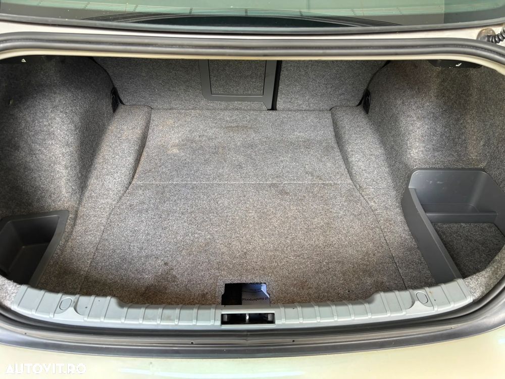 BMW Seria 3 318i Aut. Edition Exclusive - 28
