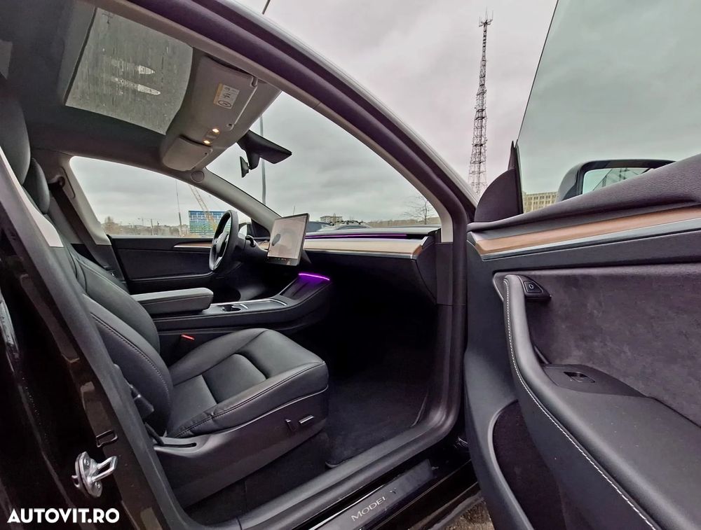 Tesla Model Y Long Range Dual Motor AWD - 11