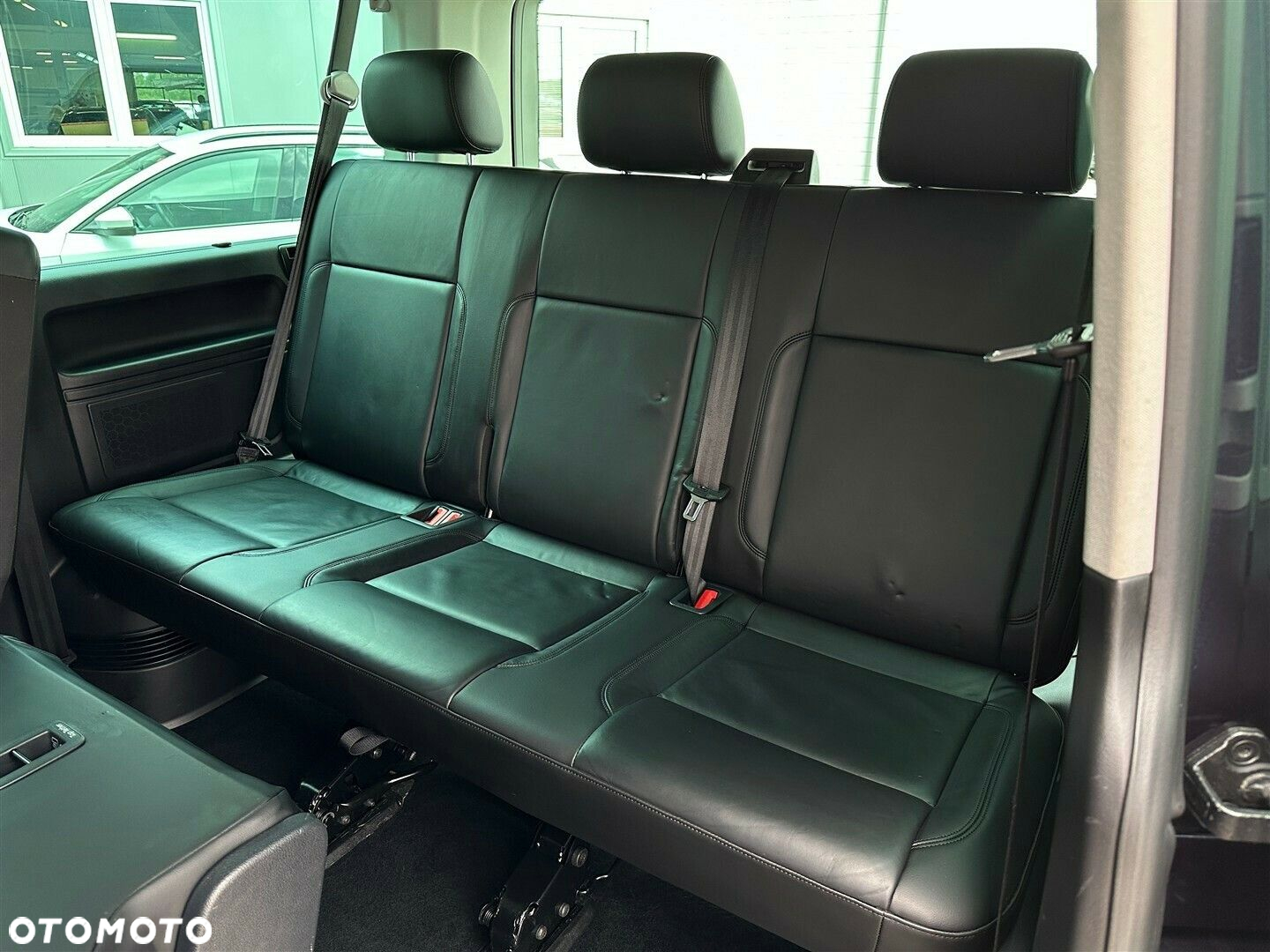 Volkswagen Caravelle - 11