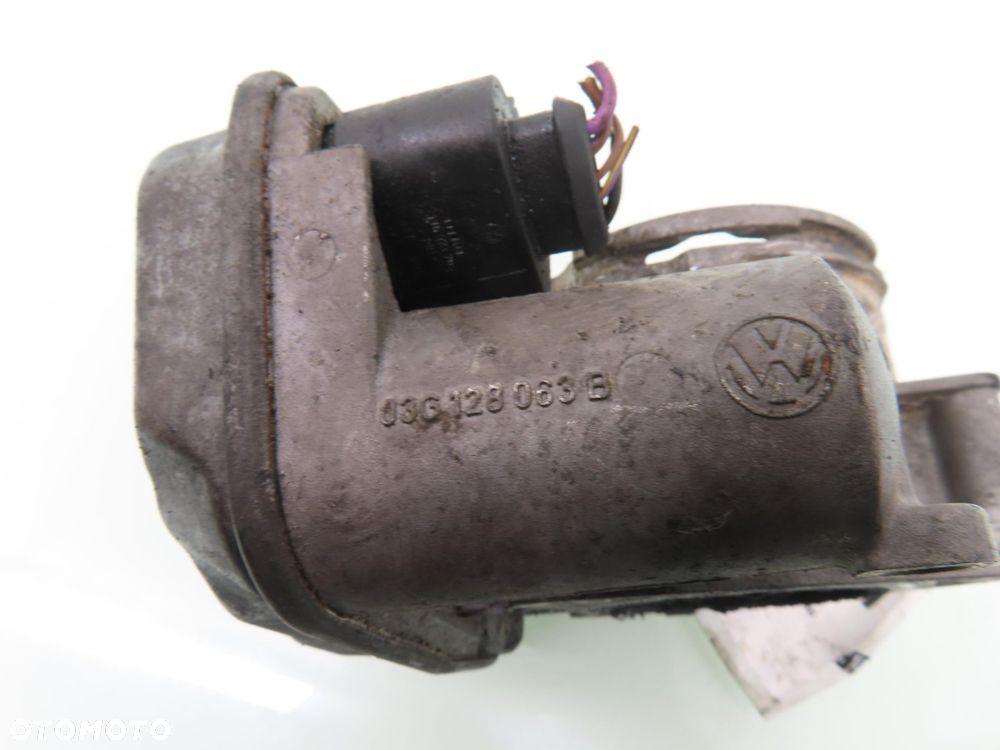 PRZEPUSTNICA VW PASSAT B6 2.0 TDI 03G128063B - 4