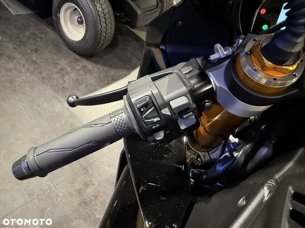 Yamaha R1 - 26