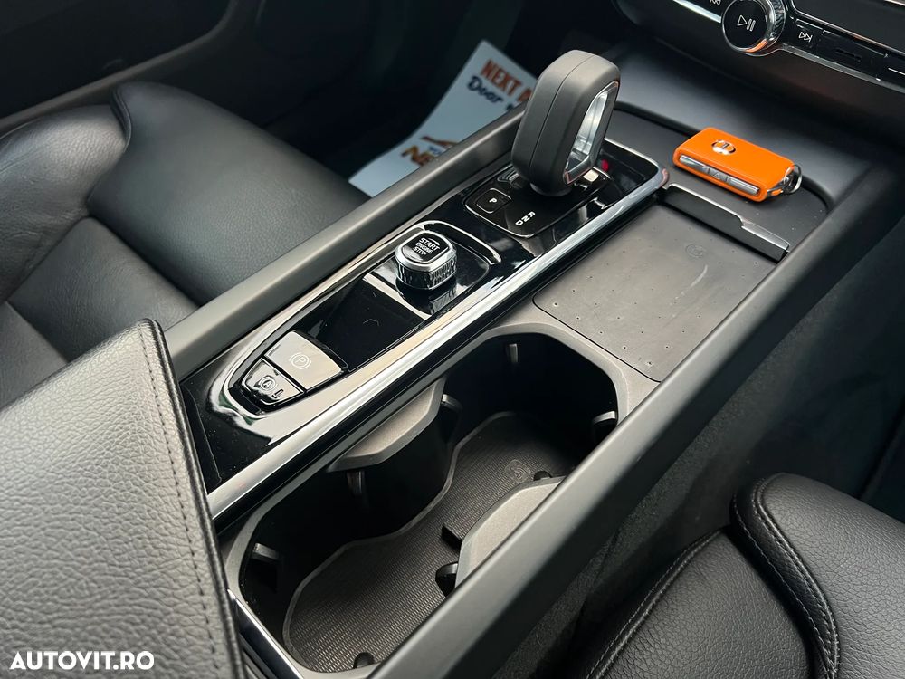 Volvo XC 60 B4 D AWD Geartronic Momentum Pro - 12