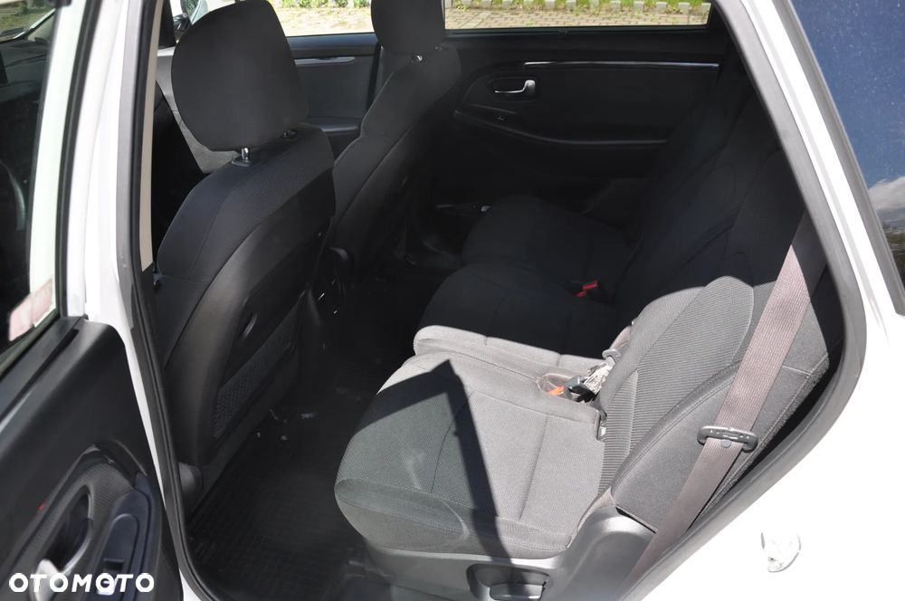 Kia Carens 1.6 GDI L - 12