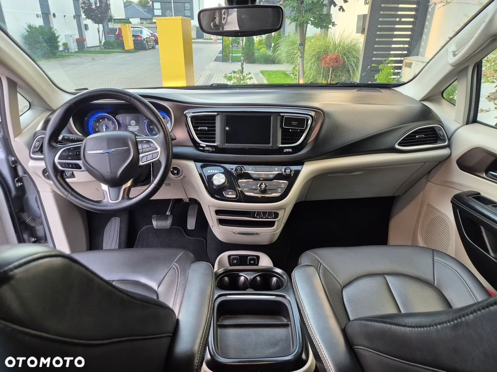 Chrysler Pacifica - 11