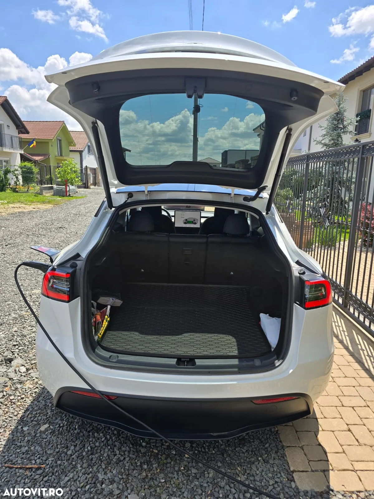 Tesla Model Y - 5