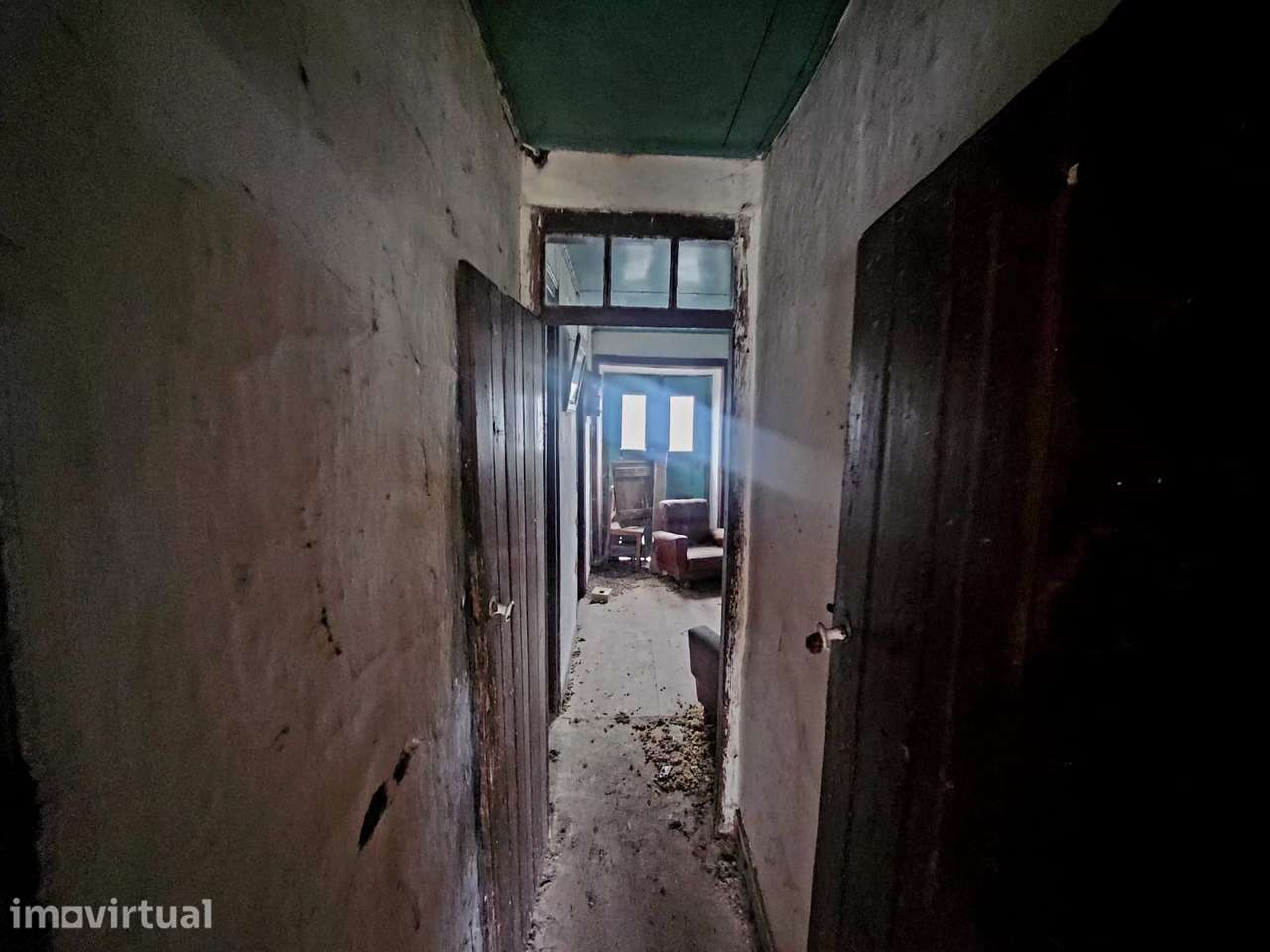 Moradia em Lobeiros, com anexos e terreno - Grande imagem: 4/17