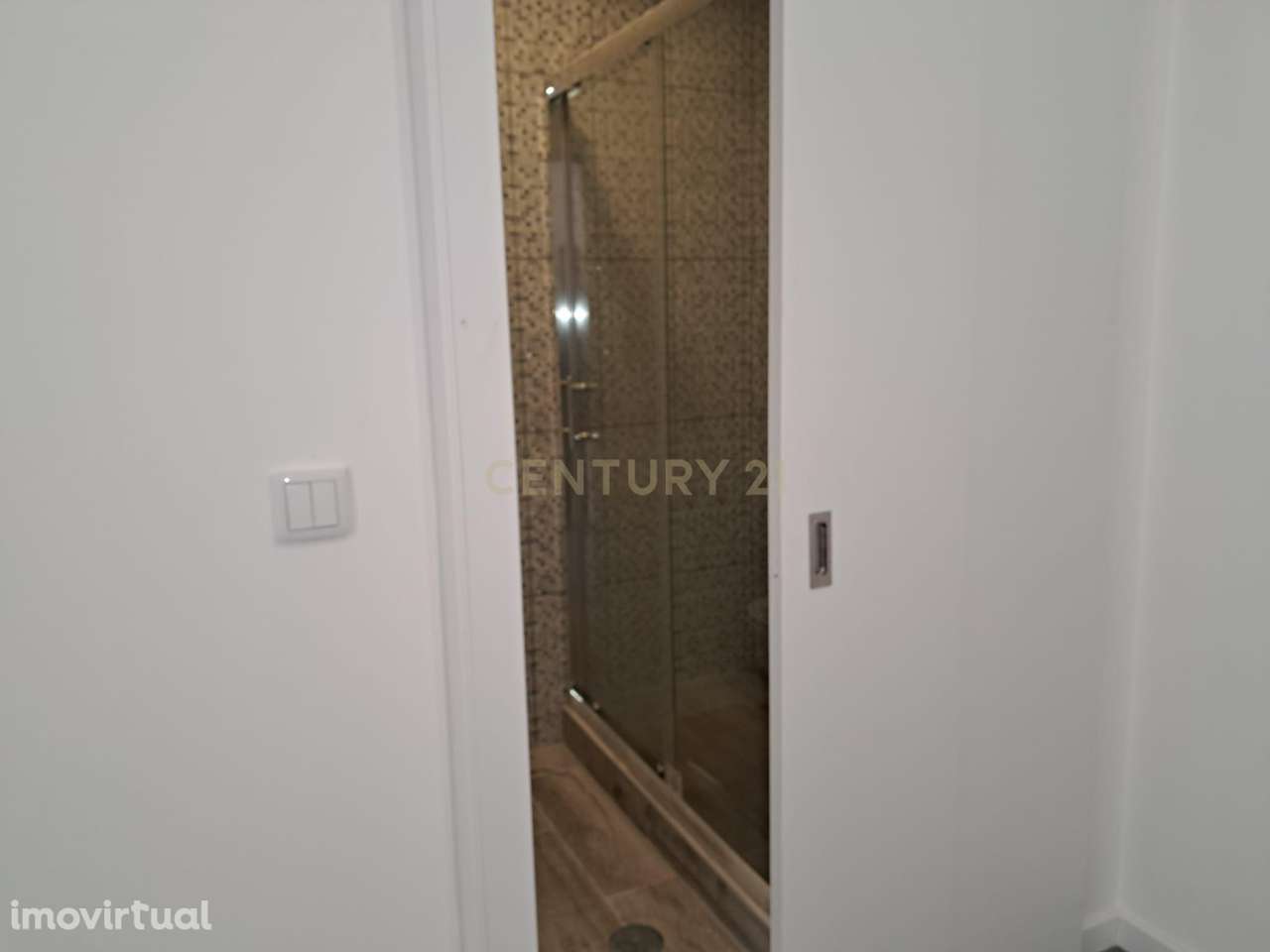 Loja dividida e convertida em 2 Apartamentos, Rio de Mouro - Possibili - Grande imagem: 3/10