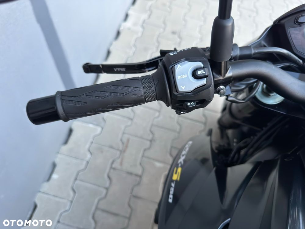 Suzuki GSX - 17