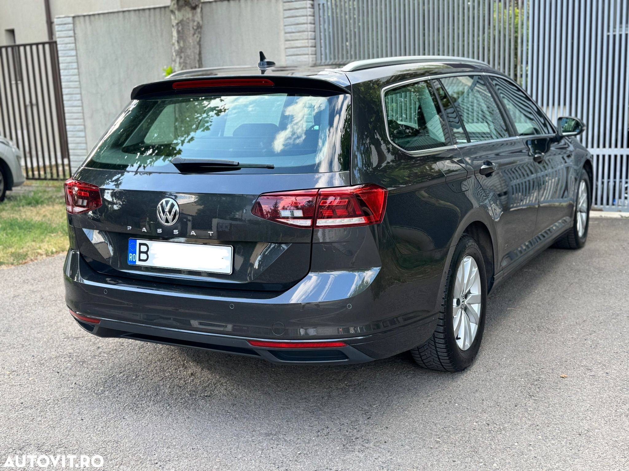 Volkswagen Passat - 1