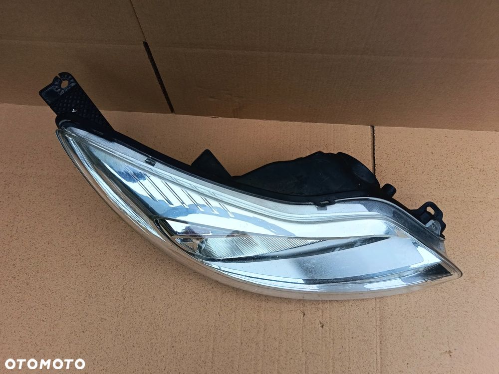 Lampa przednia prawa Ford Focus MK3 reflektor BM51-13W029-AK - 2
