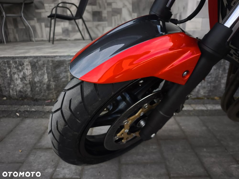Suzuki GSR - 23