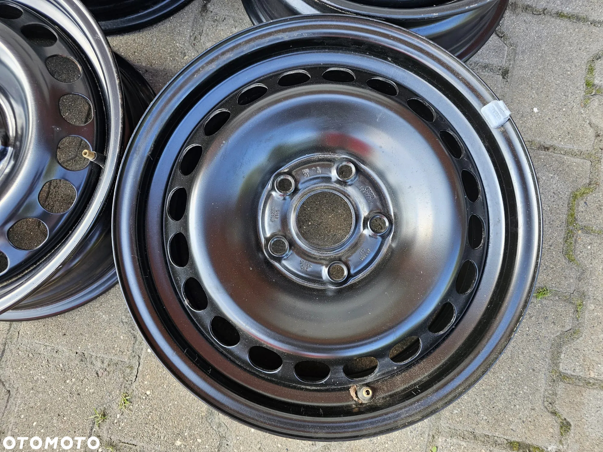 (S33) Felgi stalowe 15'' A3 S3 A4 A6 Q3 TT Seat Volkswagen Passat Skoda Octavia / 6Jx15 ET45 5x112 - 4