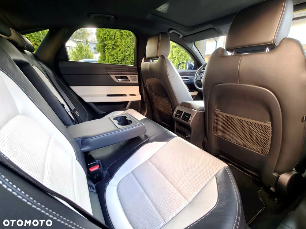 Jaguar XF 2.0 i4D R-Sport - 32