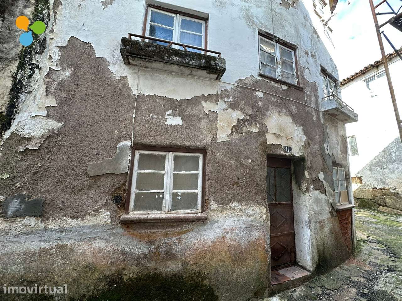 Moradia de 3 pisos para reabilitação , Centro histórico do Tortosendo - Grande imagem: 4/5