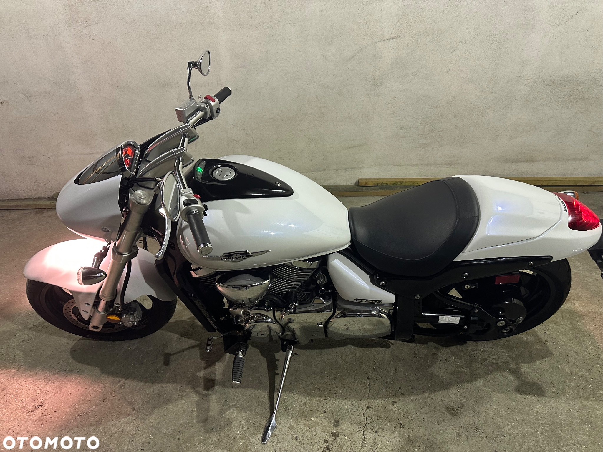Suzuki Intruder - 11