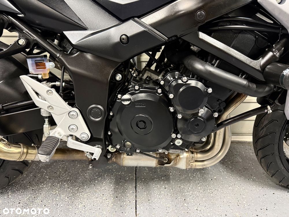 Suzuki GSR - 8
