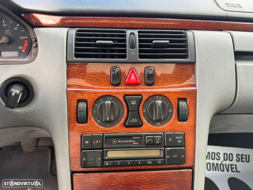 Mercedes-Benz E 220 D Classic - 28