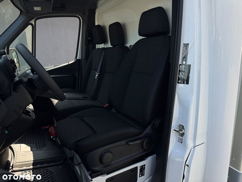 Mercedes-Benz Sprinter - 25