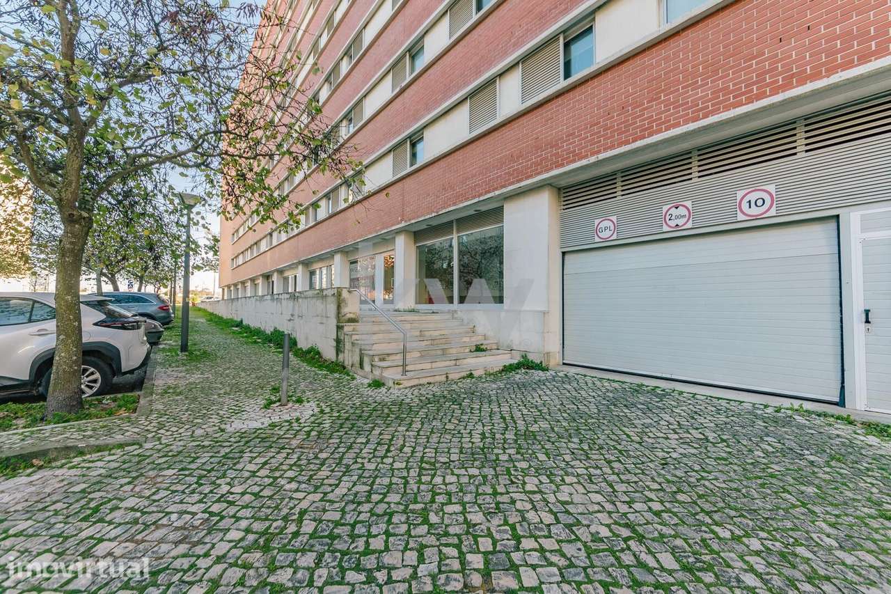 Espaço Comercial - NEGOCIÁVEL  na  Rua Shegundo Galarza com lugar parq - Grande imagem: 2/35