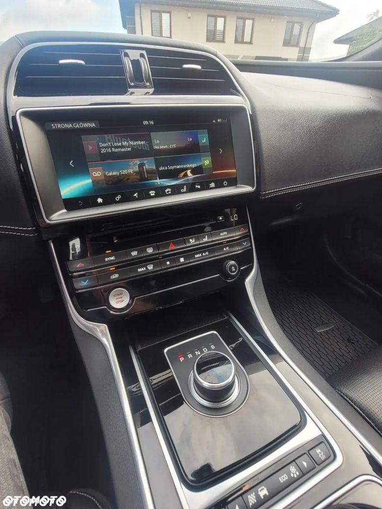Jaguar XE 2.0 T R-Sport - 18