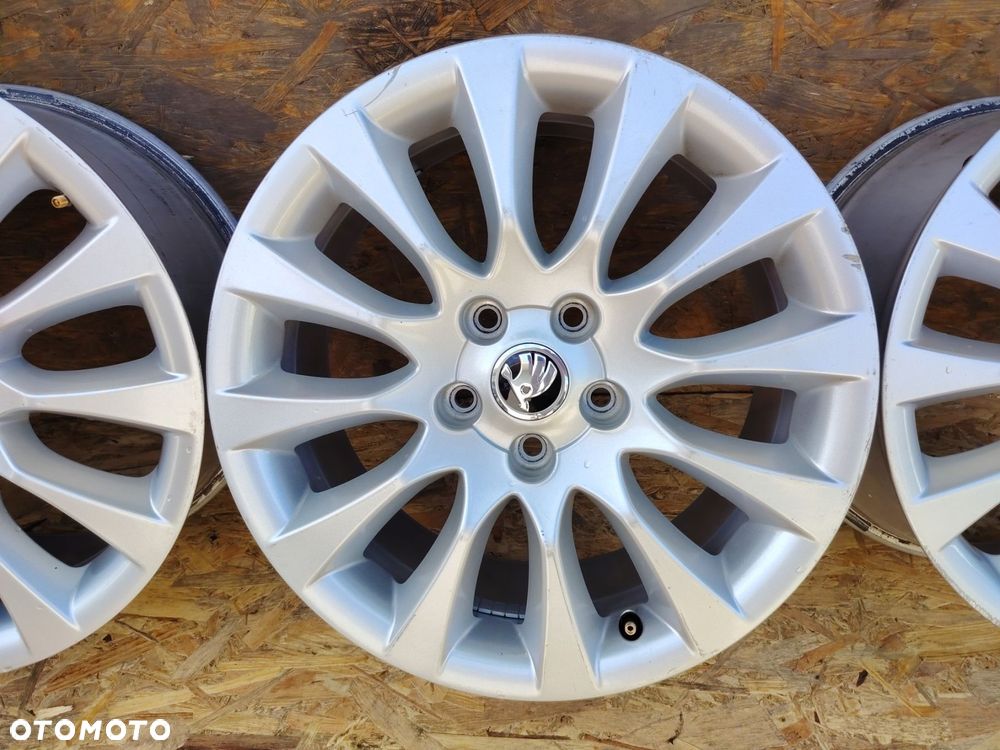 SKODA SUPERB 3T0601025G FELGI ALUMINIOWE KOMPLET X4 ET49 57,1 5X112 - 4