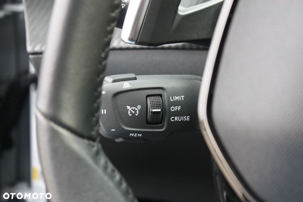 Peugeot 2008 1.2 PureTech Allure S&S EAT8 - 33