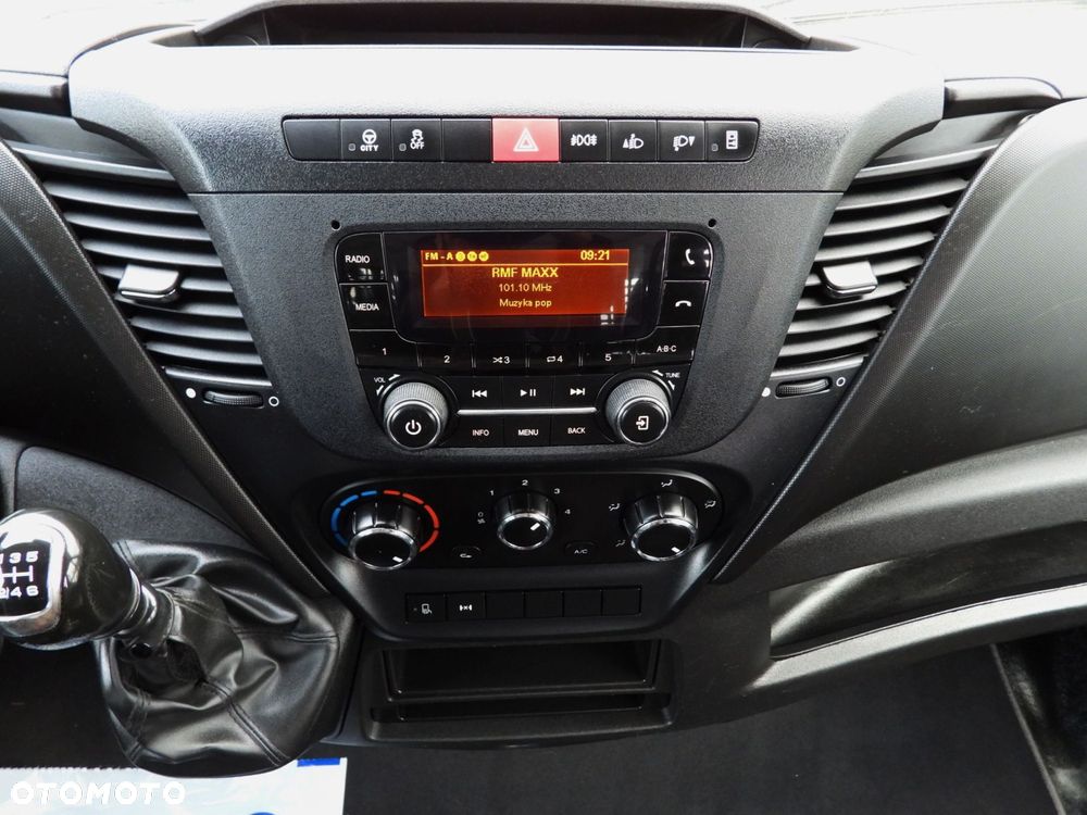 Iveco DAILY 50C16 WYWROTKA TROJSTRONNA PODWÓJNA KABINA DOKA 6 MIEJSC TEMPOMAT PNEUMATYKA BLIŹNIACZE KOŁA KLIMATYZACJA  160KM - 34