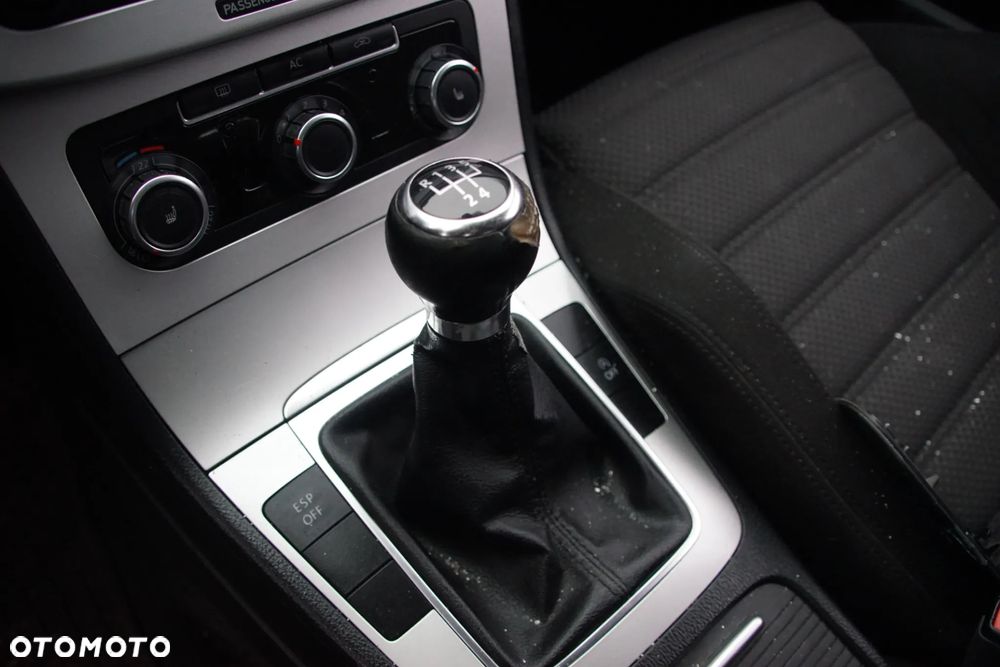 Auto na części - Volkswagen Passat B6 Lift 1.6 TDI 105 KM CAYC MDM L041 2010R Silnik Skrzynia Drzwi Maska Zderzak Błotnik Klapa Lampa Lusterko Klamka Deska Kokpit Sterownik Moduł Czujnik Licznik Kierownica Panel Wyświetlacz - 14