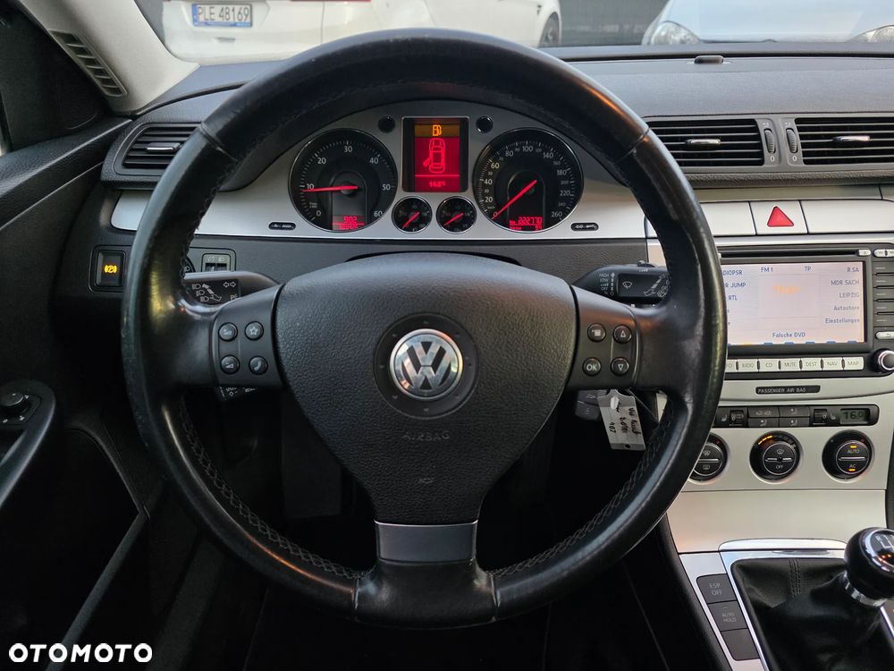 Volkswagen Passat 2.0 TDI DPF BlueMotion Technology Sportline - 9