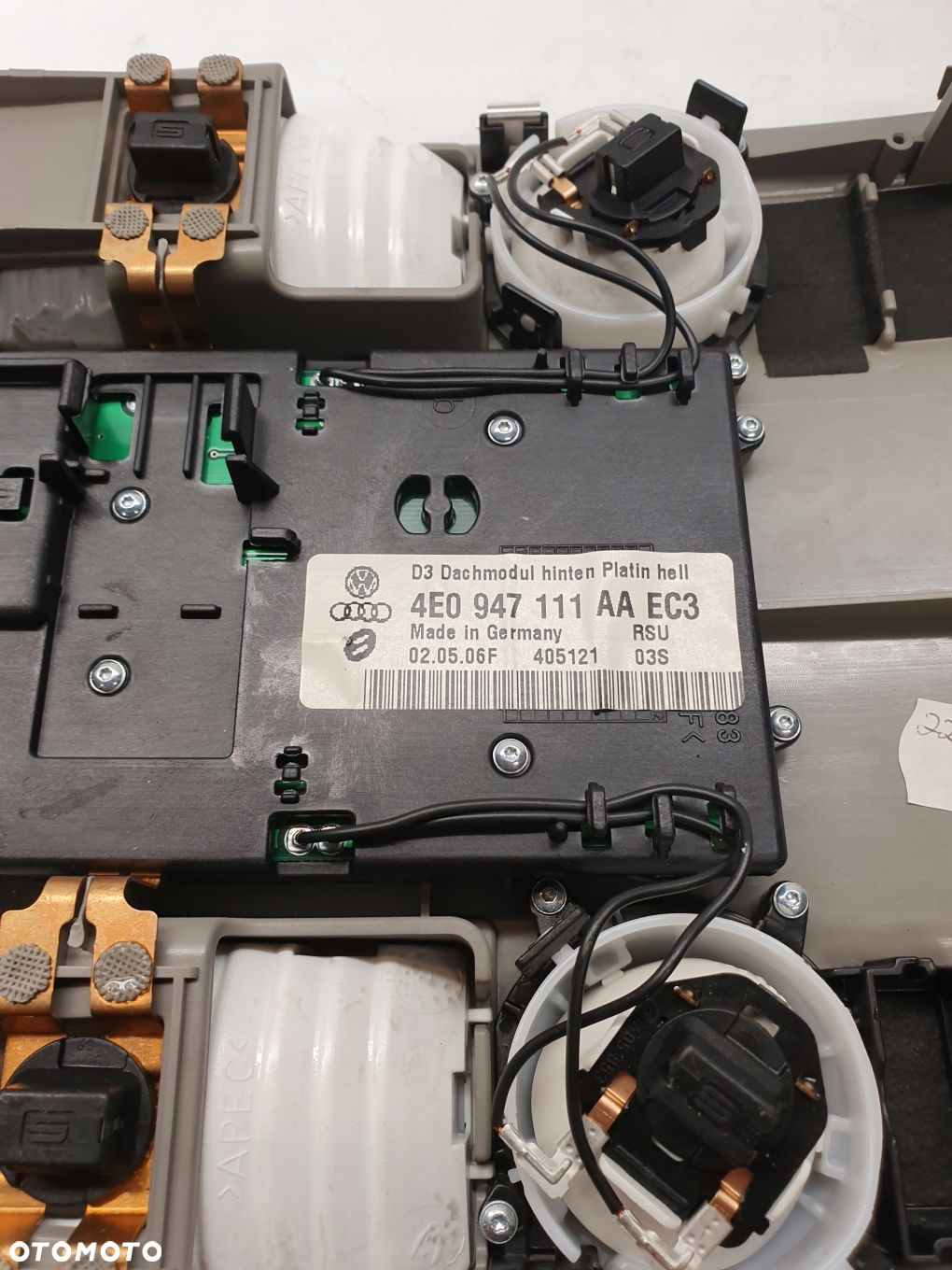 LAMPKA OŚWIETLENIE KABINY AUDI A8 D3 4E0947111AA - 2