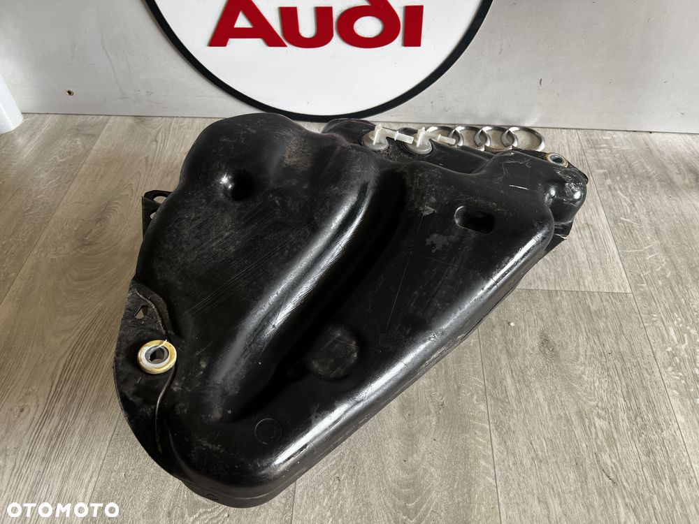 ZBIORNIK POMPKA ADBLUE AUDI A4 B8 A5 2.0 TDI 8K0131077S 4077901AD - 2