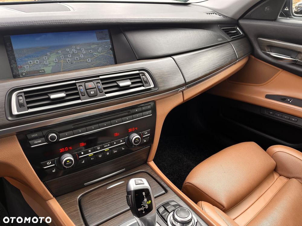 BMW Seria 7 750i xDrive - 28