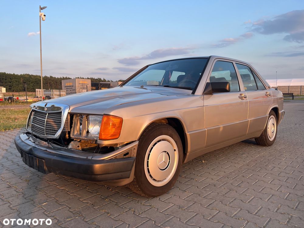 Mercedes-Benz W201 (190) - 1