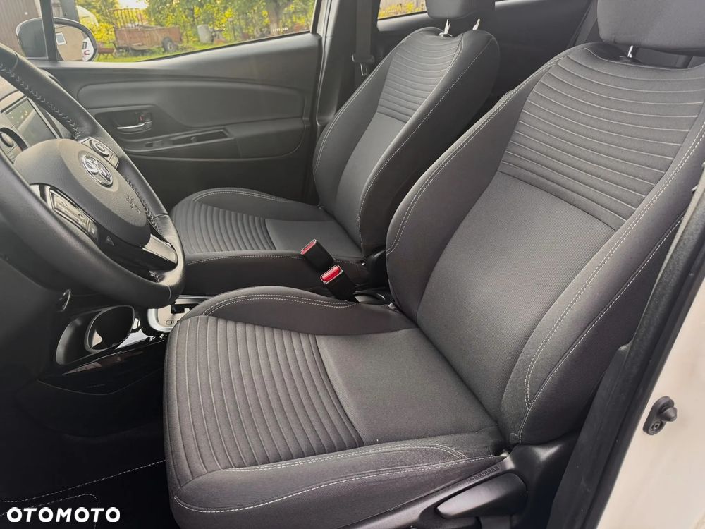 Toyota Yaris Hybrid 100 Selection - 30
