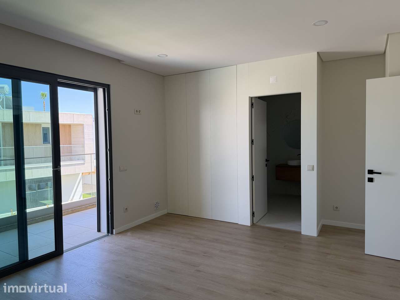 Moradia T4 com piscina, terraço e garagem em Ferreiras - Grande imagem: 5/48