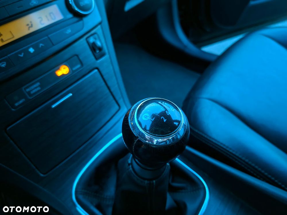 Toyota Avensis 2.0 D-4D Sol - 21