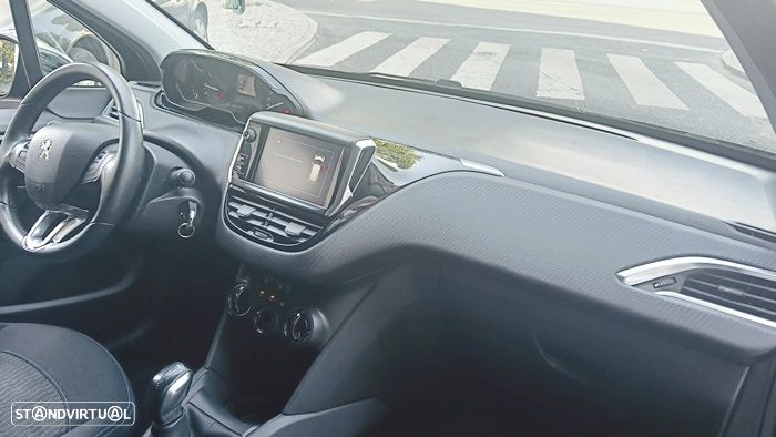 Peugeot 208 1.2 PureTech Signature - 17