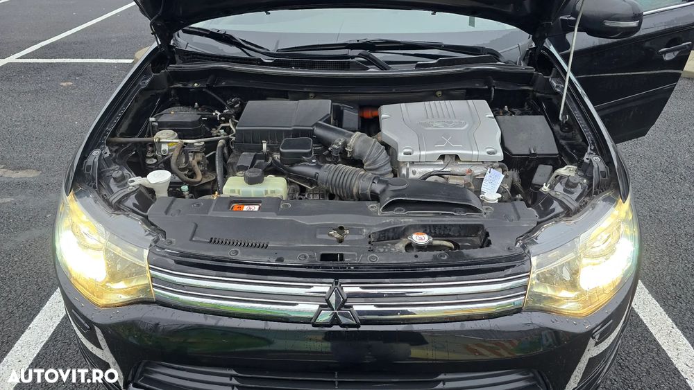 Mitsubishi Outlander 2.0 4WD Plug-In Hybrid Top - 34