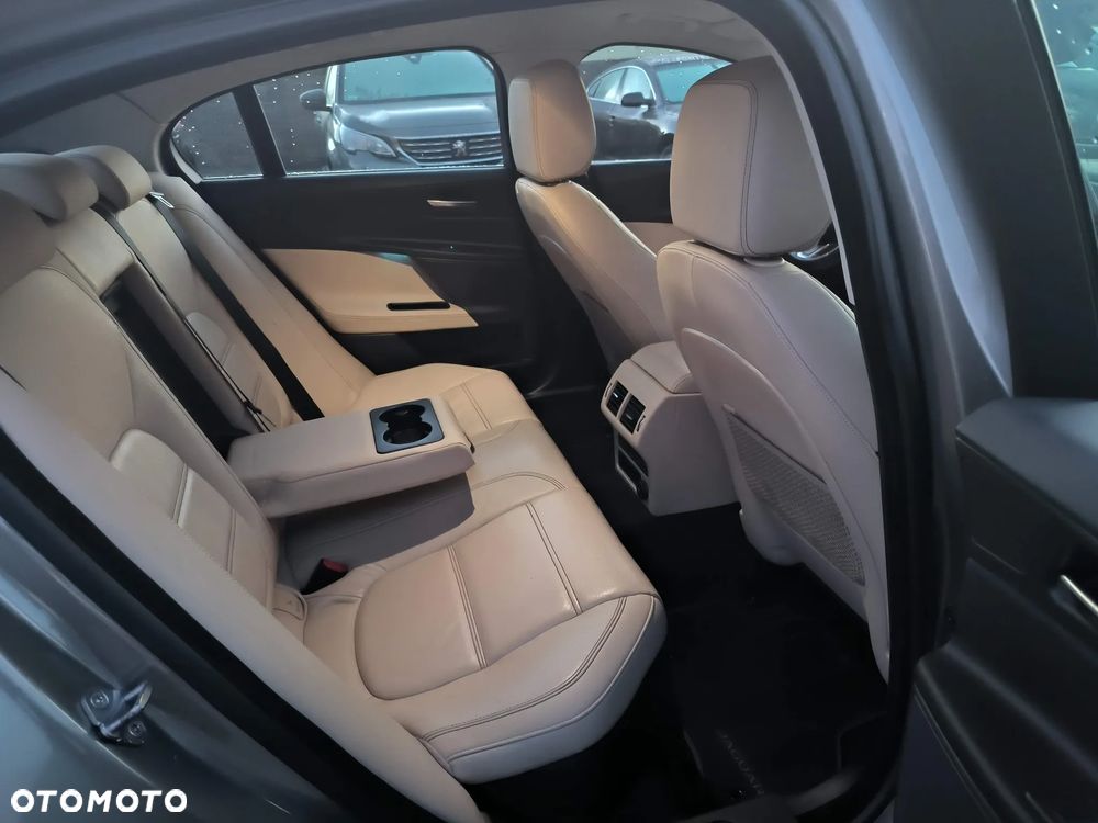 Jaguar XE 2.0 T Prestige - 11