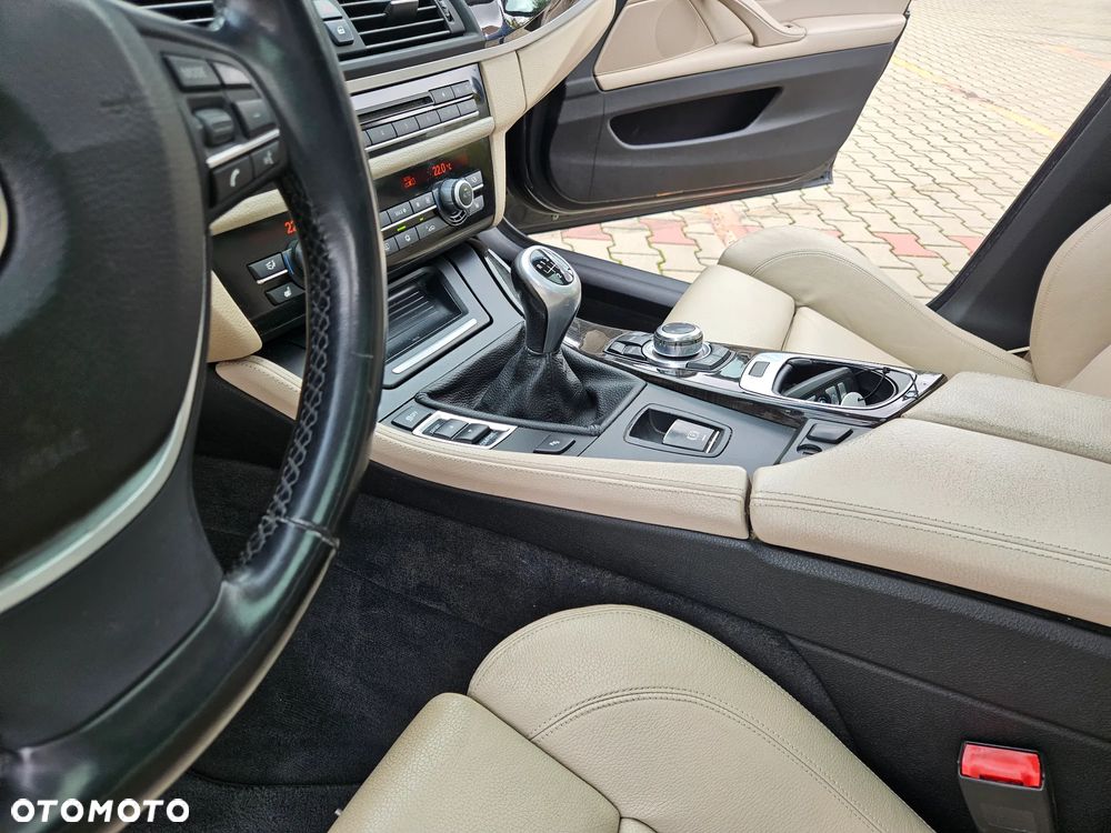 BMW Seria 5 525d - 29