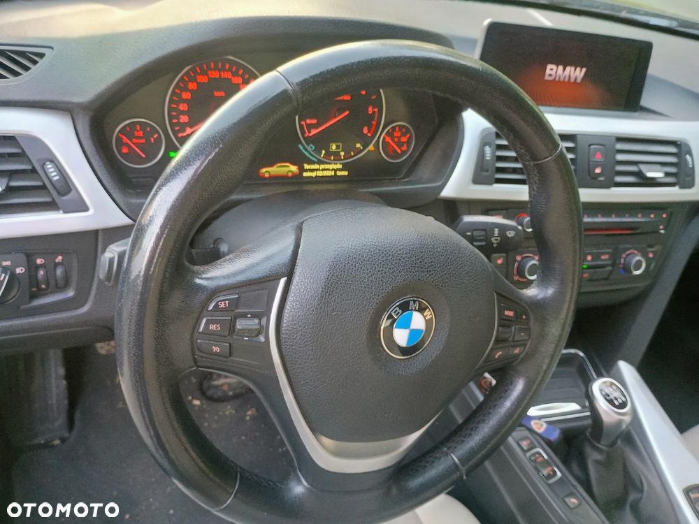 BMW Seria 3 320d Luxury Line - 16