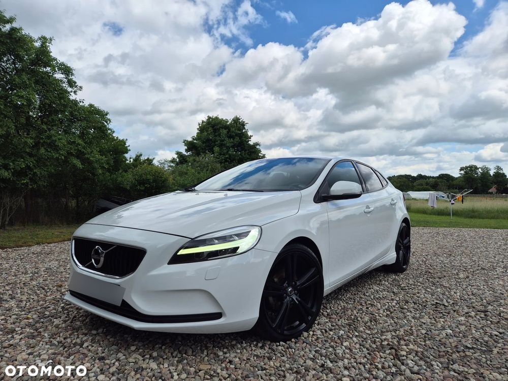Volvo V40 D2 Drive-E R-Design Momentum - 1