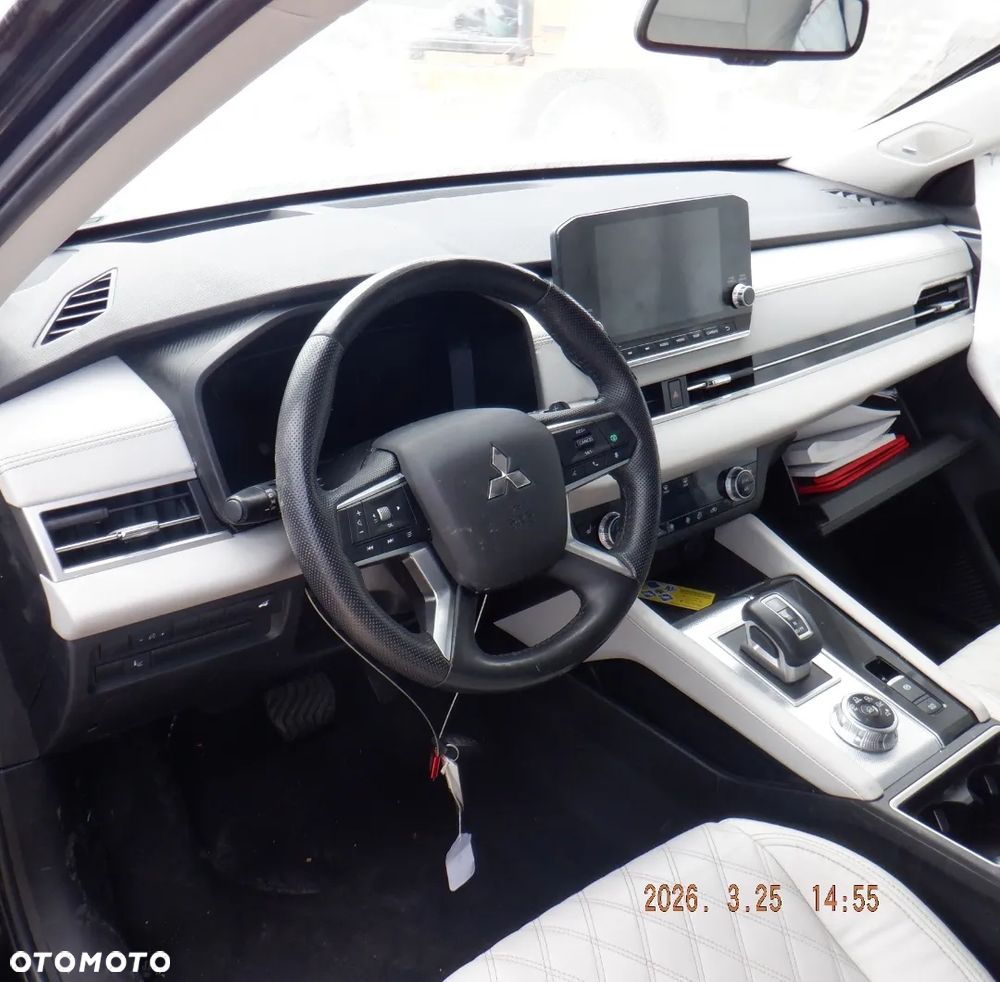 Mitsubishi Outlander - 2