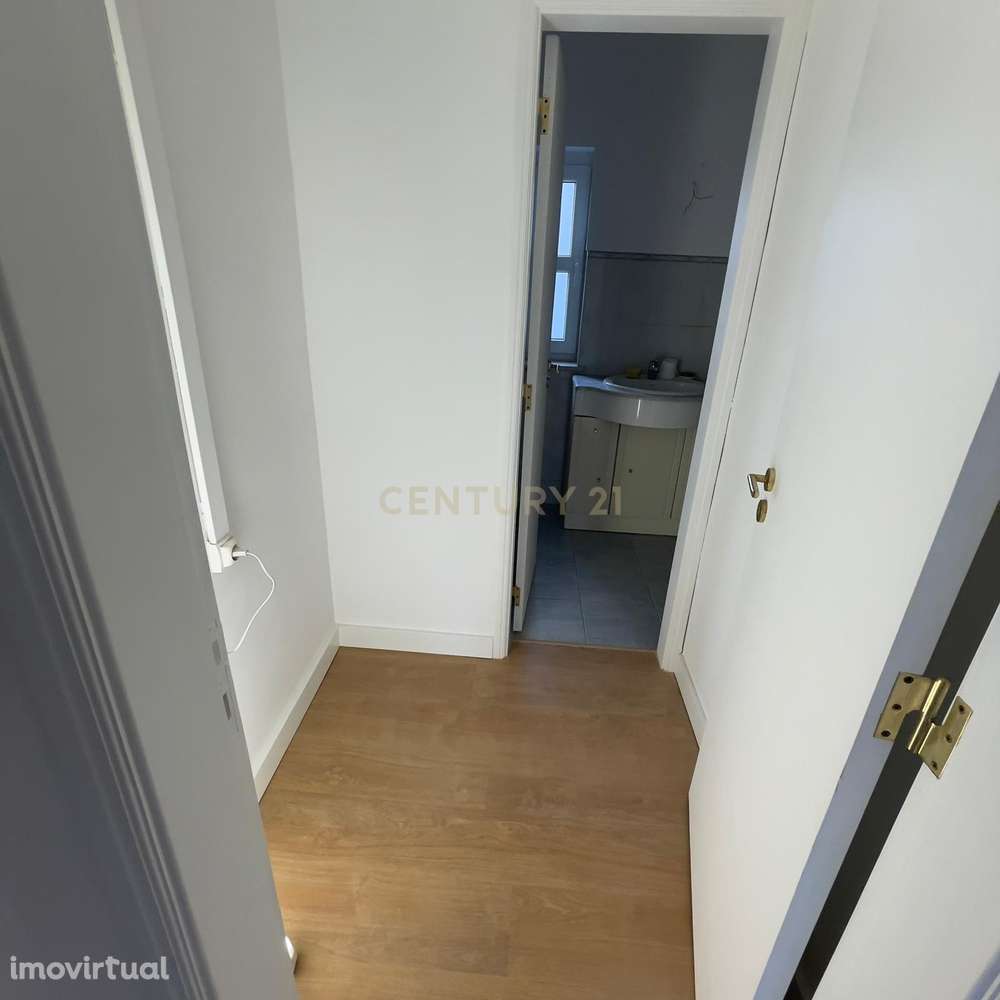 Apartamento T4 convertido em T3 - Barreiro Centro  - Rua 1º de Dezembr - Grande imagem: 3/16